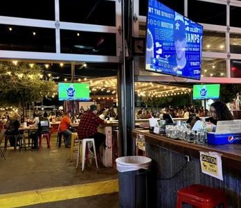 Railyard 83 Icehouse – Imagen impactante de la estación de trenes y casa de hielo