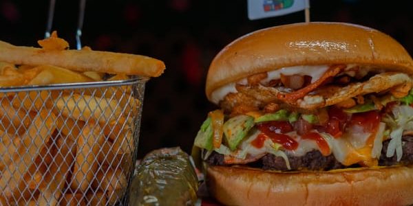 Robby’s Burger: su deliciosa hamburguesa artesanal con queso fundido y papas crujientes