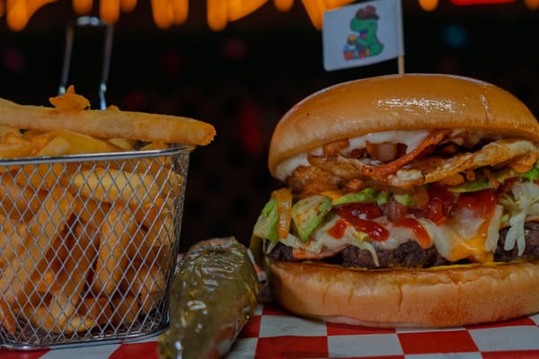 Robby’s Burger: su deliciosa hamburguesa artesanal con queso fundido y papas crujientes