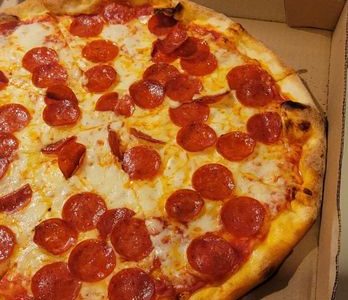 Pizza Eatalia: deliciosa pizza italiana al horno, masa fina y queso fundido