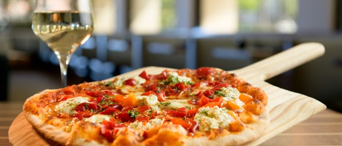 Pizza al horno de piedra y vino – Savor Stone Hearth, maridaje perfecto