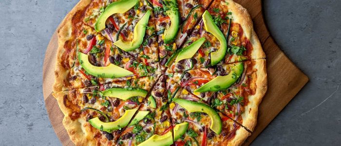 Deliciosa Pizza California: combinación de masa crujiente, salsa fresca y toppings gourmet