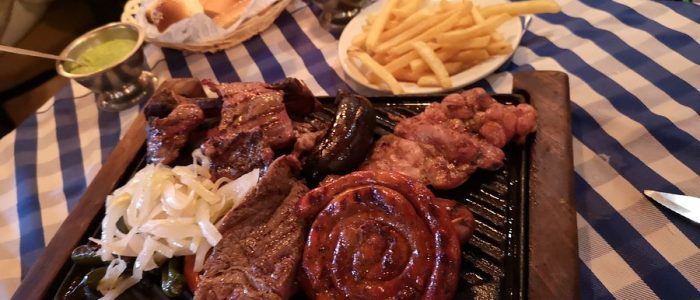 Parrilla Argentina: Jugosas Carnes a la Brasa, Sabor Tradicional y Técnica Auténtica