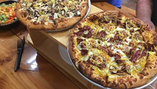 Pizza Americana Gourmet: deliciosa pizza al estilo EE. UU. con queso fundido, pepperoni y masa crujiente